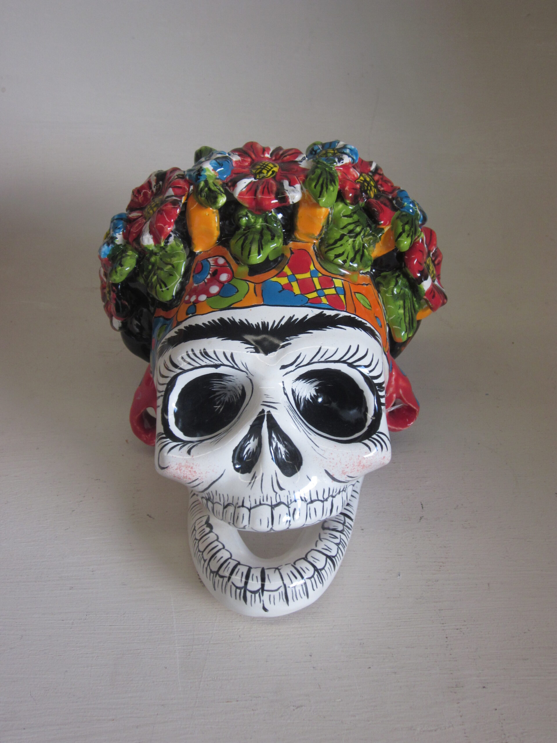Calavera mexicana Frida Kahlo de cerámica